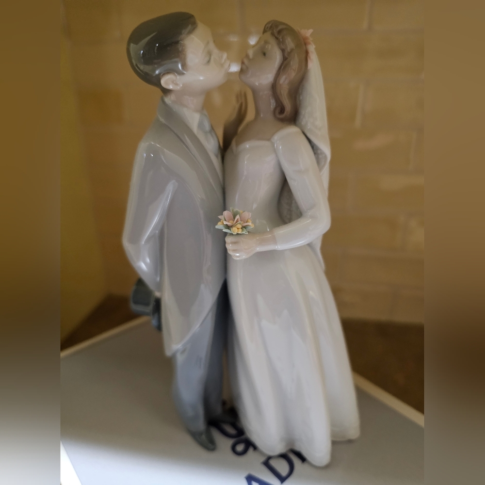 Bride and Groom lladro a kiss to remember